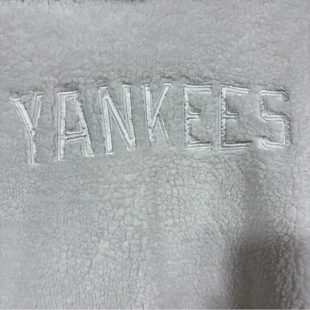 DKNY Sport New York Yankees Sherpa Hoodie Pullover White Women's Size Small - Picture 2 of 11